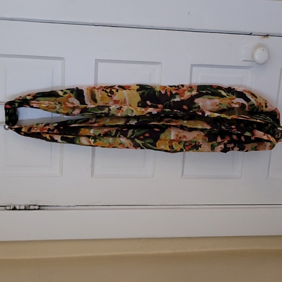 Floral pattern viscose circle scarf - Picture 2 of 10